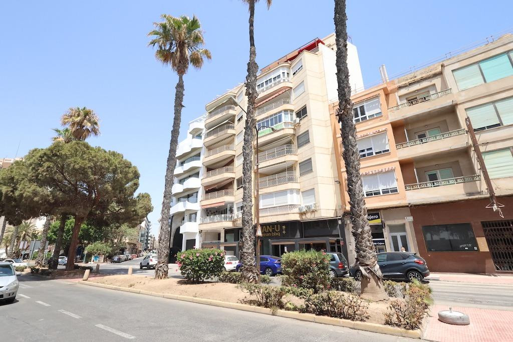 For sale - 3 Bedroom 2 Bathroom Apartment - Middle Floor Apartment in Torrevieja - Torrevieja Centro  - Alicante