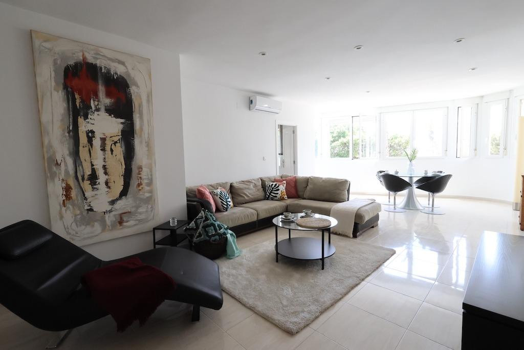 For sale - 3 Bedroom 2 Bathroom Apartment - Middle Floor Apartment in Torrevieja - Torrevieja Centro  - Alicante