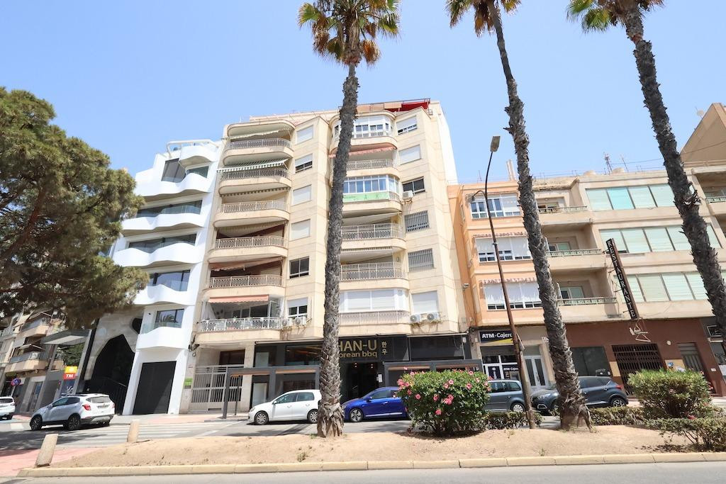 For sale - 3 Bedroom 2 Bathroom Apartment - Middle Floor Apartment in Torrevieja - Torrevieja Centro  - Alicante