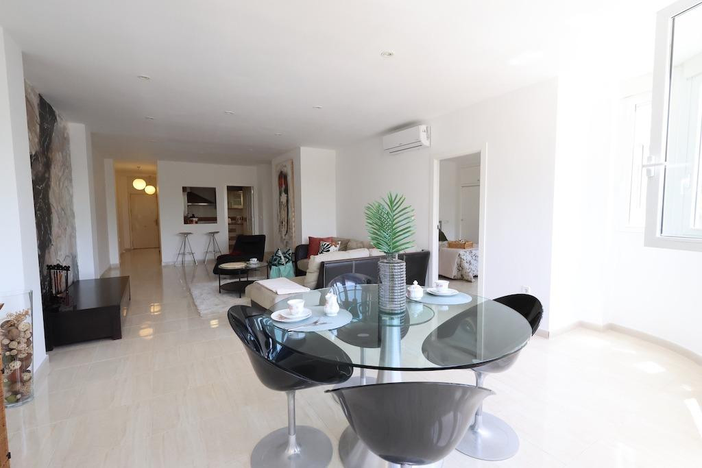 For sale - 3 Bedroom 2 Bathroom Apartment - Middle Floor Apartment in Torrevieja - Torrevieja Centro  - Alicante
