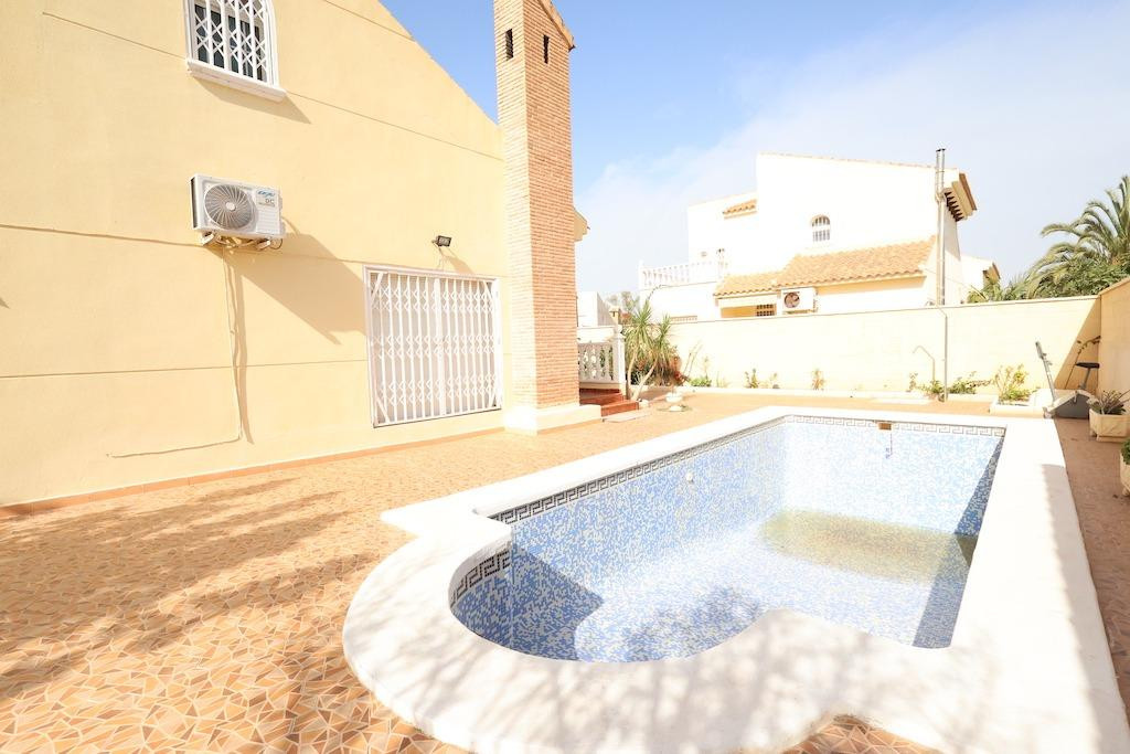 For sale - 4 Bedroom 3 Bathroom House - Detached Villa in Orihuela - Playa Flamenca  - Alicante