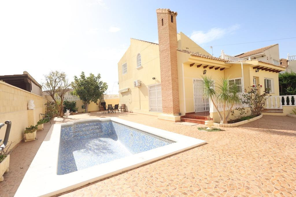 For sale - 4 Bedroom 3 Bathroom House - Detached Villa in Orihuela - Playa Flamenca  - Alicante