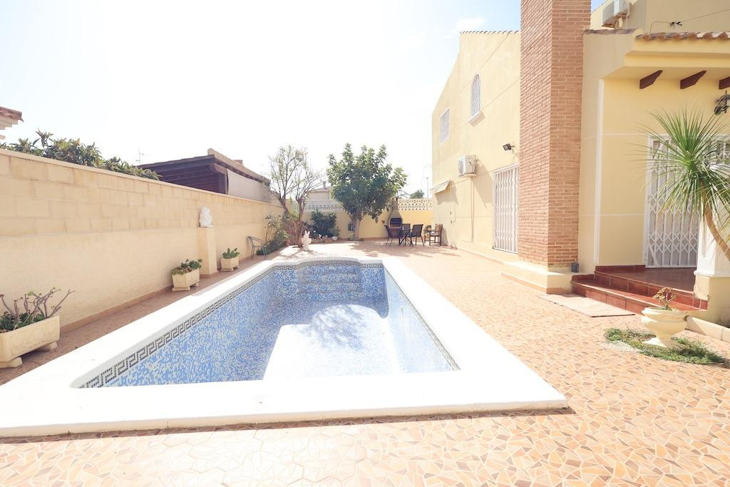 For sale - 4 Bedroom 3 Bathroom Detached Villa in Playa Flamenca - Playa Flamenca  - Alicante