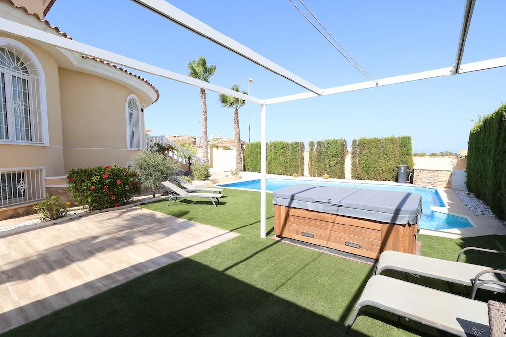 For sale - 5 Bedroom 4 Bathroom House - Detached Villa in Rojales - Ciudad Quesada  - Alicante