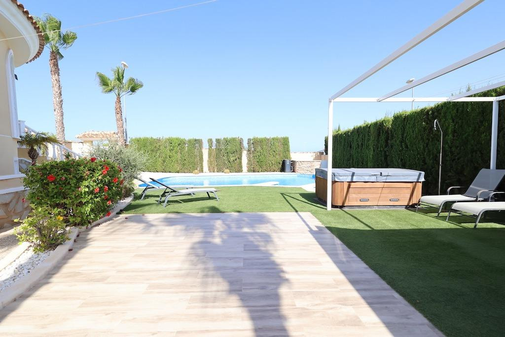For sale - 5 Bedroom 4 Bathroom House - Detached Villa in Rojales - Ciudad Quesada  - Alicante
