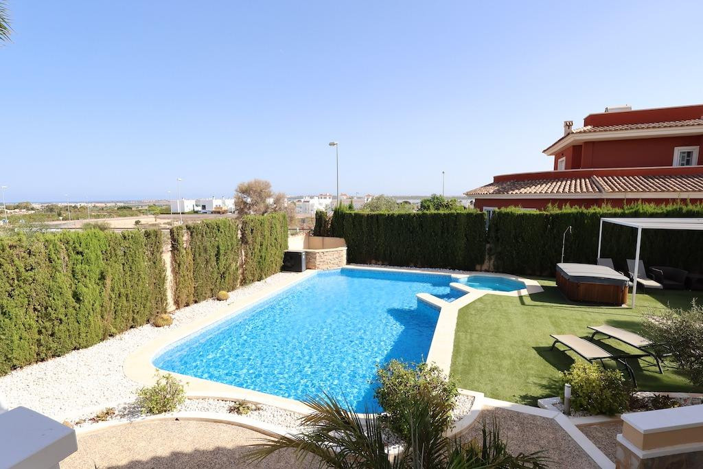 For sale - 5 Bedroom 4 Bathroom House - Detached Villa in Rojales - Ciudad Quesada  - Alicante