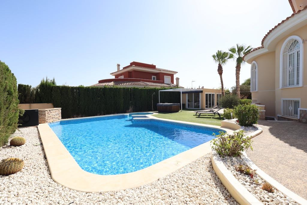 For sale - 5 Bedroom 4 Bathroom House - Detached Villa in Rojales - Ciudad Quesada  - Alicante