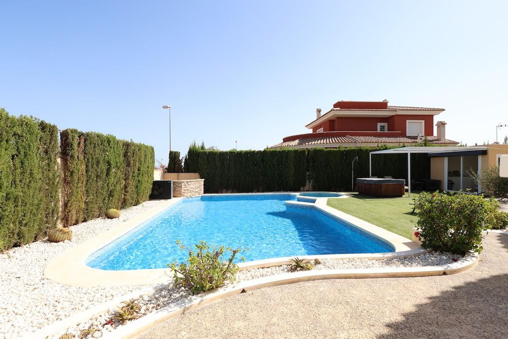 For sale - 5 Bedroom 4 Bathroom House - Detached Villa in Rojales - Ciudad Quesada  - Alicante