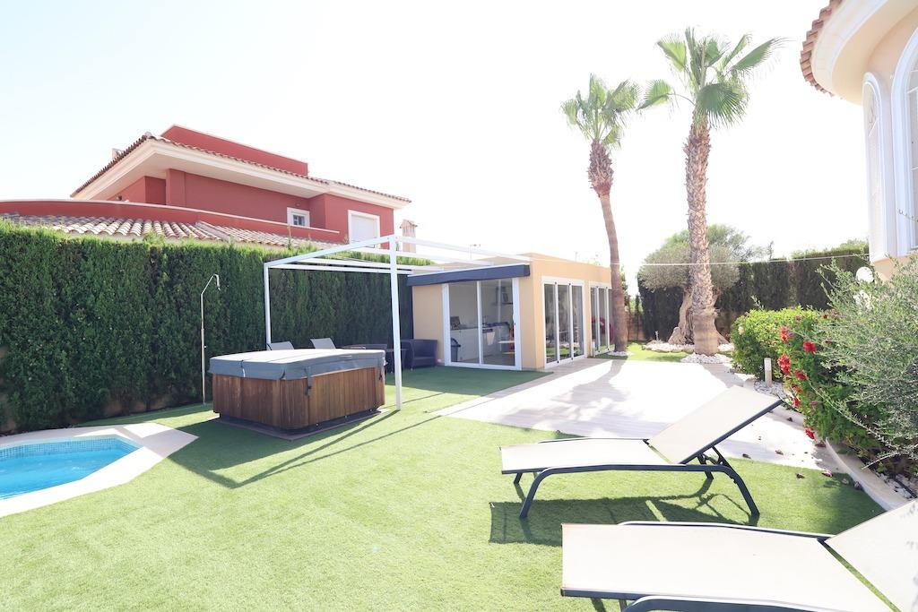 For sale - 5 Bedroom 4 Bathroom House - Detached Villa in Rojales - Ciudad Quesada  - Alicante