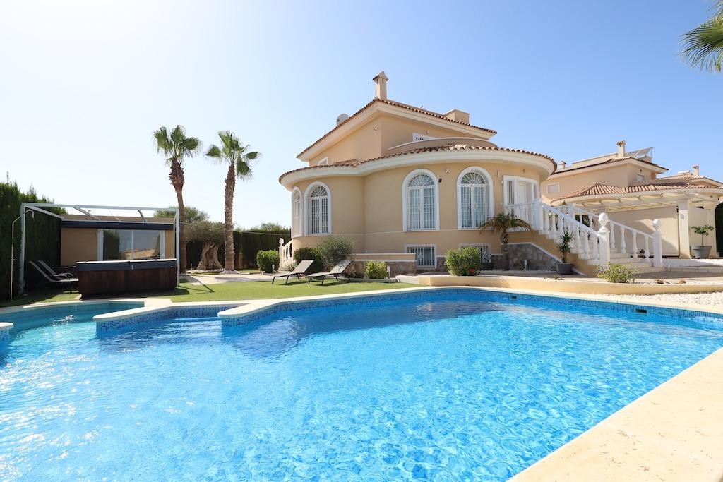 5 Bedroom 4 Bathroom House - Detached Villa in Rojales