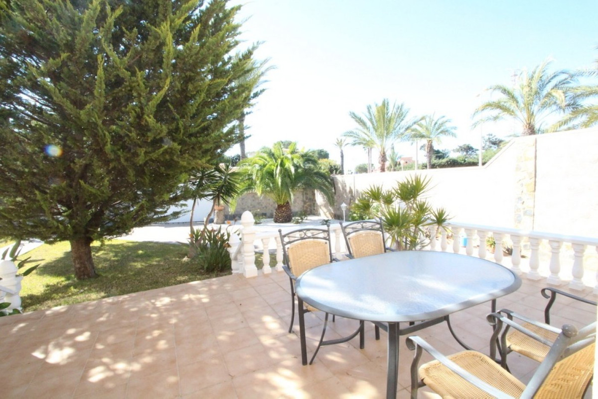 For sale - 5 Bedroom 5 Bathroom House - Detached Villa in Orihuela - Cabo Roig  - Alicante