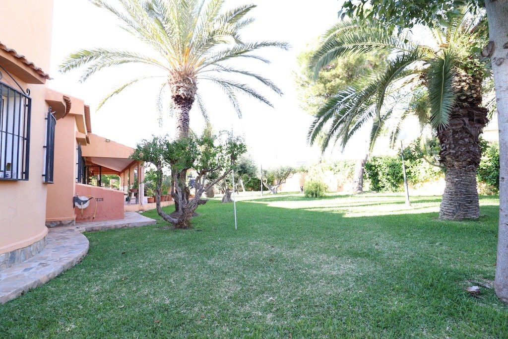 For sale - 5 Bedroom 3 Bathroom House - Detached Villa in Torrevieja - El Chaparral  - Alicante