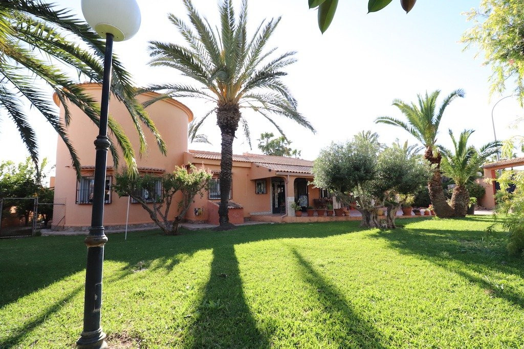 For sale - 5 Bedroom 3 Bathroom House - Detached Villa in Torrevieja - El Chaparral  - Alicante