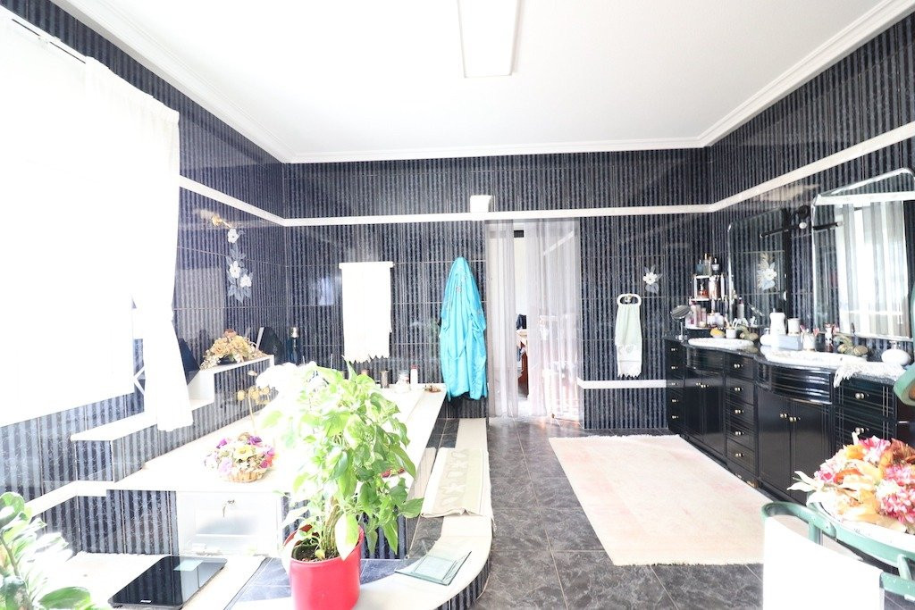 For sale - 5 Bedroom 3 Bathroom House - Detached Villa in Torrevieja - El Chaparral  - Alicante