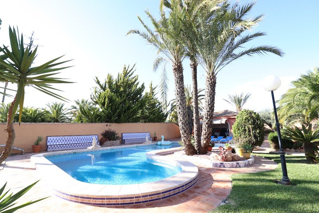 For sale - 5 Bedroom 3 Bathroom House - Detached Villa in Torrevieja - El Chaparral  - Alicante