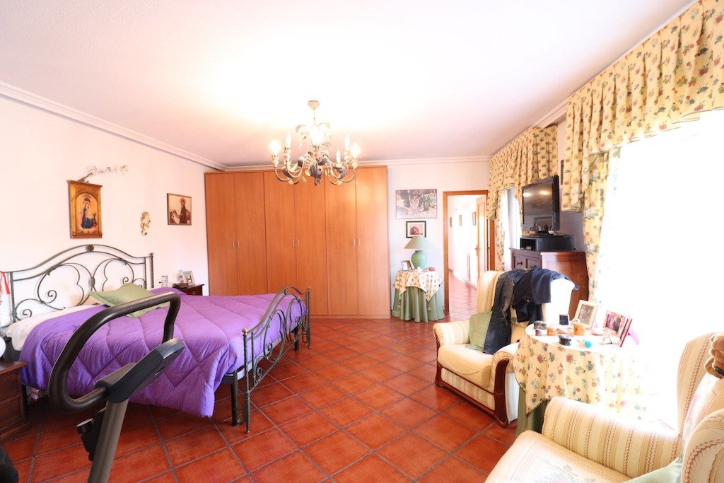 For sale - 5 Bedroom 3 Bathroom House - Detached Villa in Torrevieja - El Chaparral  - Alicante