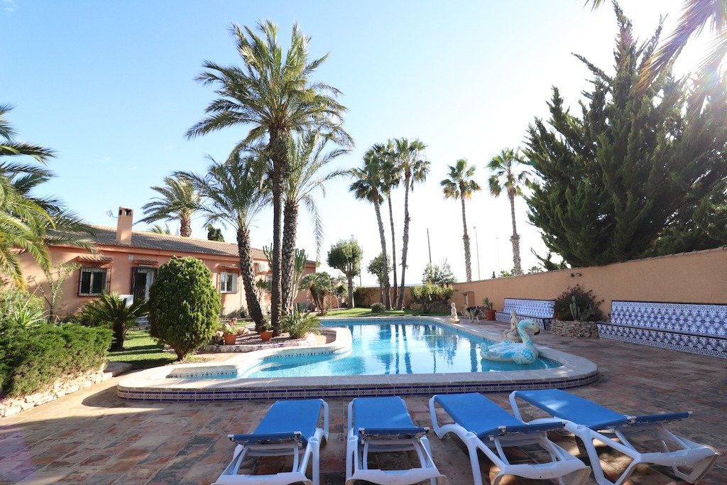 For sale - 5 Bedroom 3 Bathroom House - Detached Villa in Torrevieja - El Chaparral  - Alicante