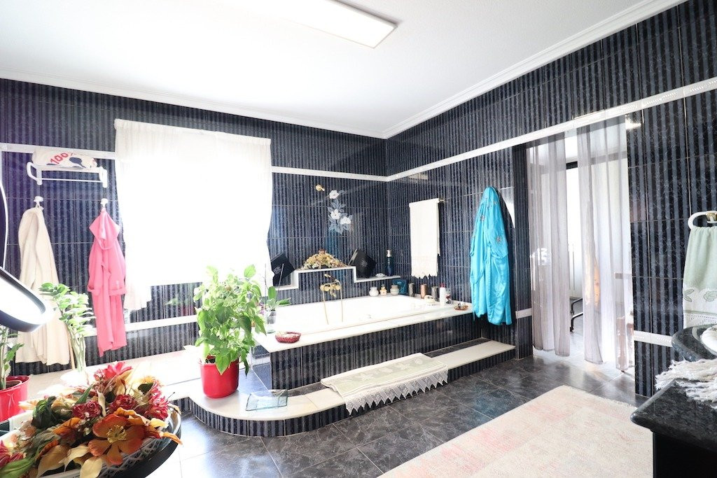 For sale - 5 Bedroom 3 Bathroom House - Detached Villa in Torrevieja - El Chaparral  - Alicante