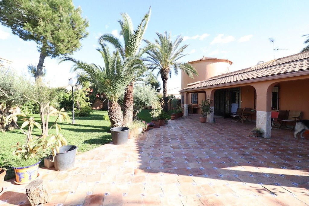 For sale - 5 Bedroom 3 Bathroom House - Detached Villa in Torrevieja - El Chaparral  - Alicante