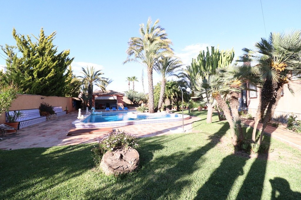 For sale - 5 Bedroom 3 Bathroom House - Detached Villa in Torrevieja - El Chaparral  - Alicante