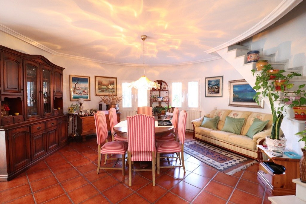 For sale - 5 Bedroom 3 Bathroom House - Detached Villa in Torrevieja - El Chaparral  - Alicante