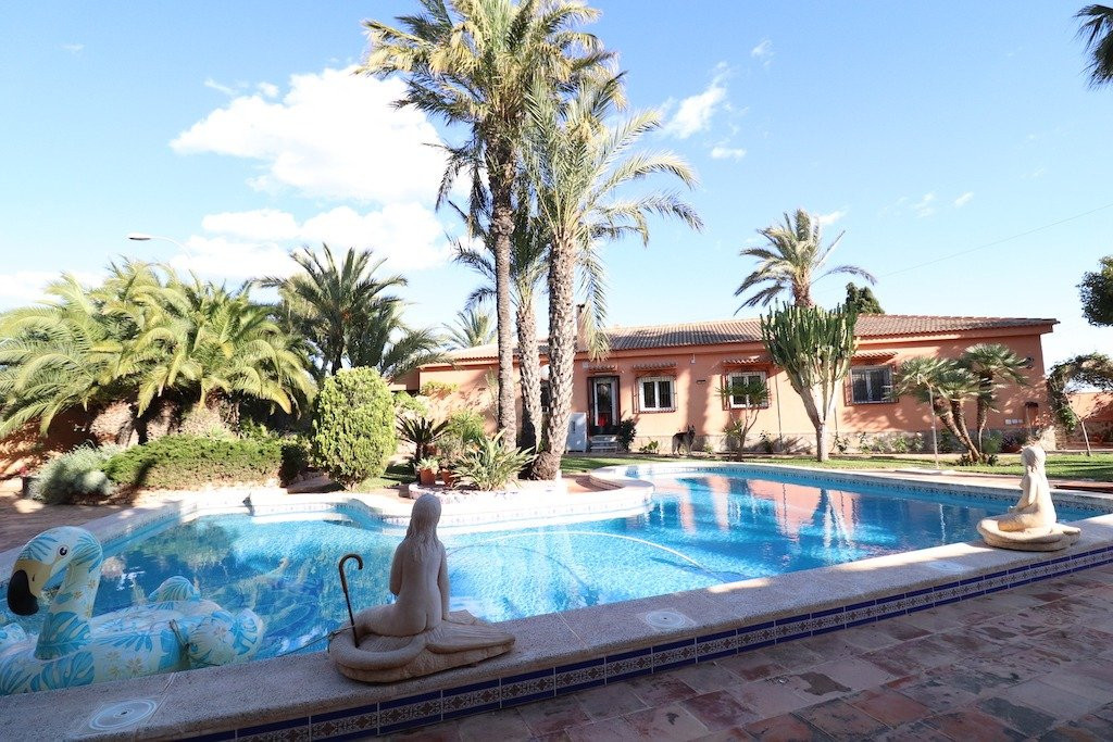 For sale - 5 Bedroom 3 Bathroom House - Detached Villa in Torrevieja - El Chaparral  - Alicante