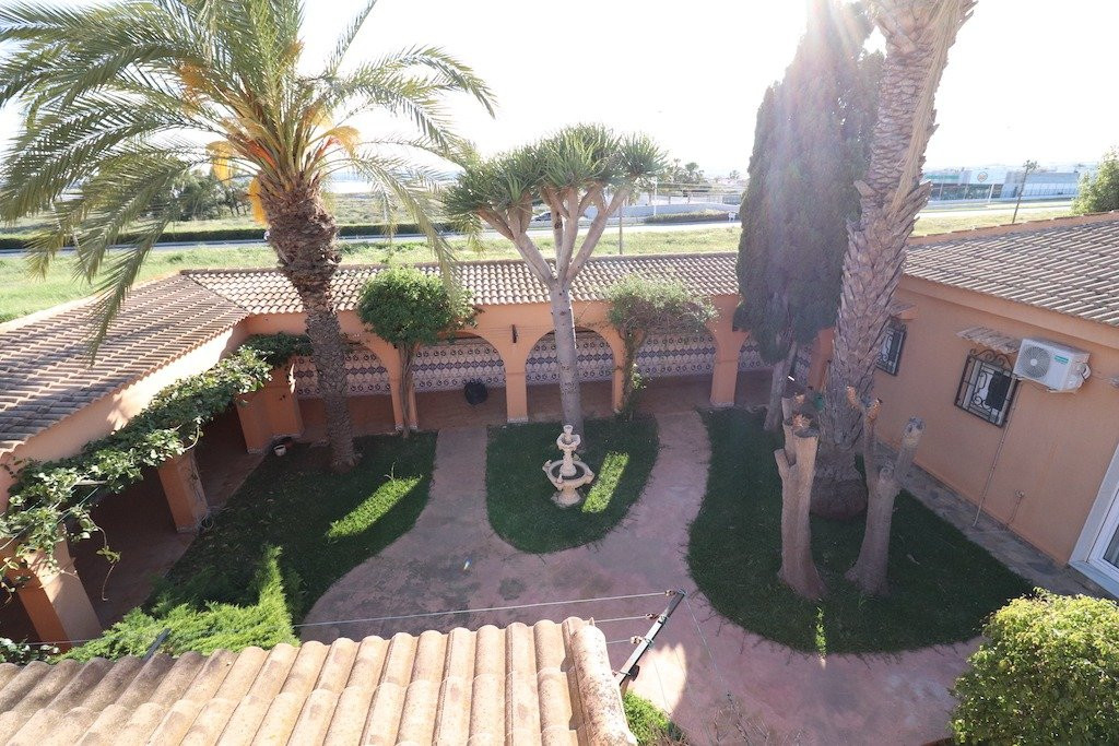 For sale - 5 Bedroom 3 Bathroom House - Detached Villa in Torrevieja - El Chaparral  - Alicante