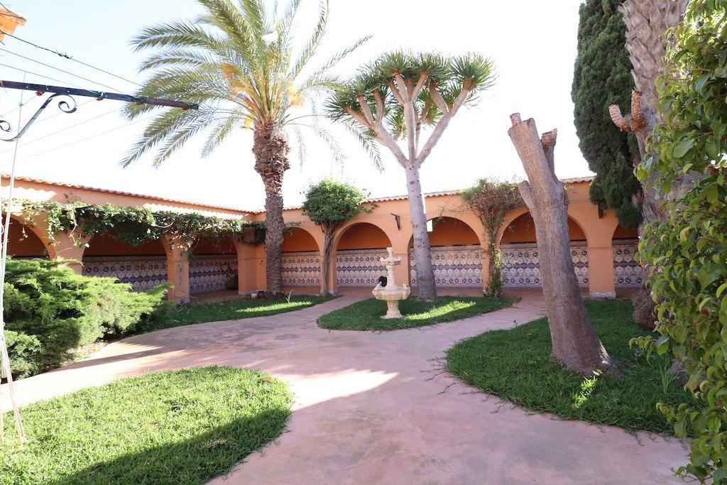 For sale - 5 Bedroom 3 Bathroom House - Detached Villa in Torrevieja - El Chaparral  - Alicante