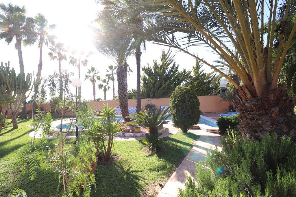 For sale - 5 Bedroom 3 Bathroom House - Detached Villa in Torrevieja - El Chaparral  - Alicante