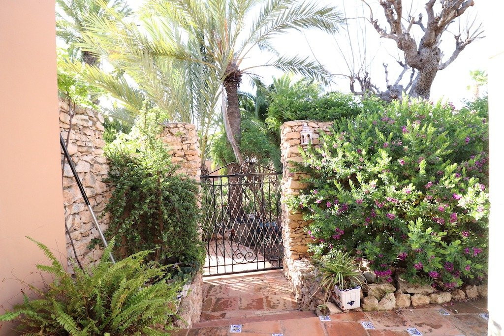 For sale - 5 Bedroom 3 Bathroom House - Detached Villa in Torrevieja - El Chaparral  - Alicante
