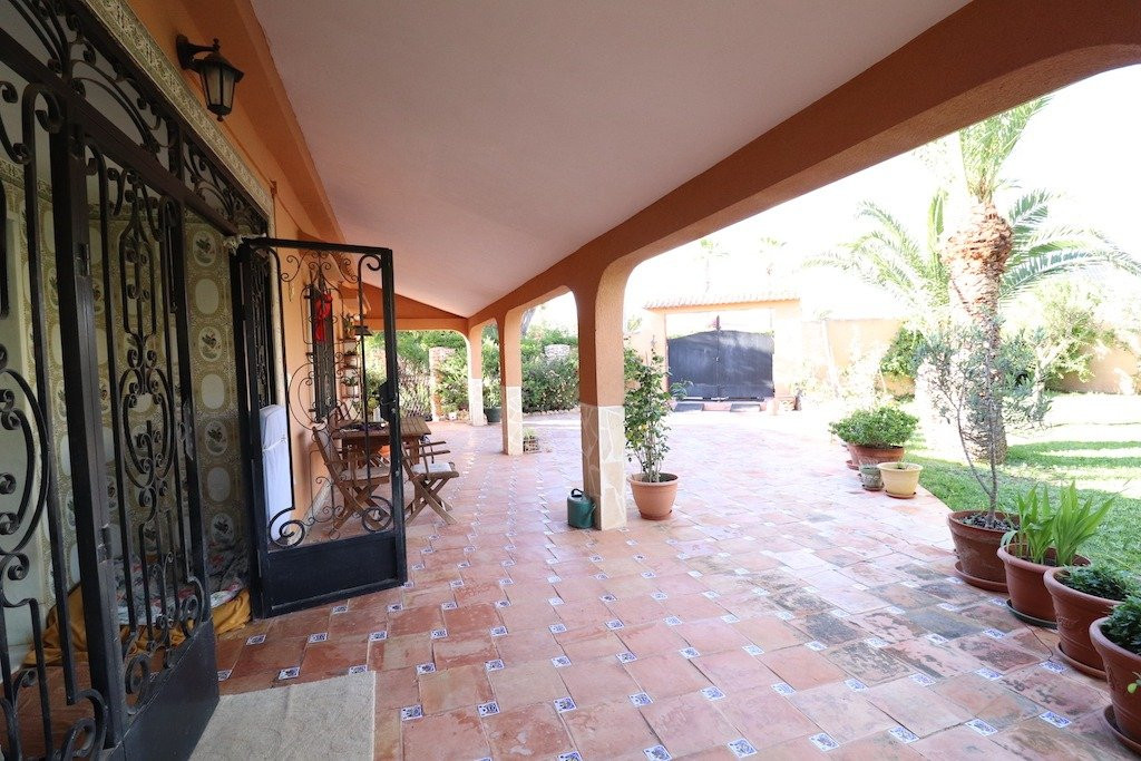 For sale - 5 Bedroom 3 Bathroom House - Detached Villa in Torrevieja - El Chaparral  - Alicante