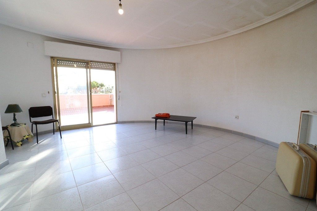 For sale - 5 Bedroom 3 Bathroom House - Detached Villa in Torrevieja - El Chaparral  - Alicante