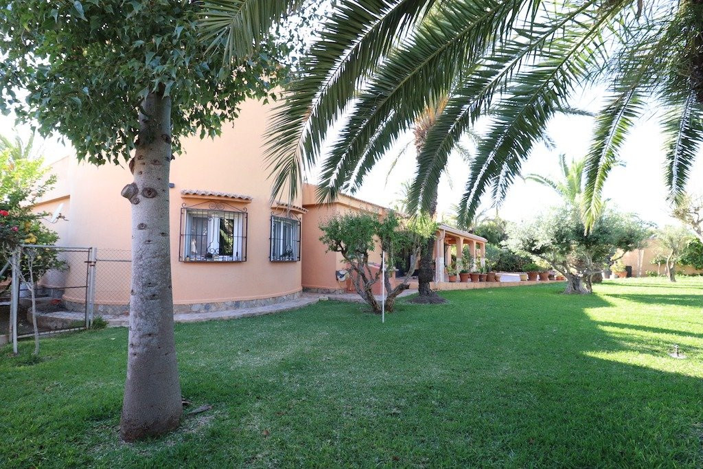 For sale - 5 Bedroom 3 Bathroom House - Detached Villa in Torrevieja - El Chaparral  - Alicante