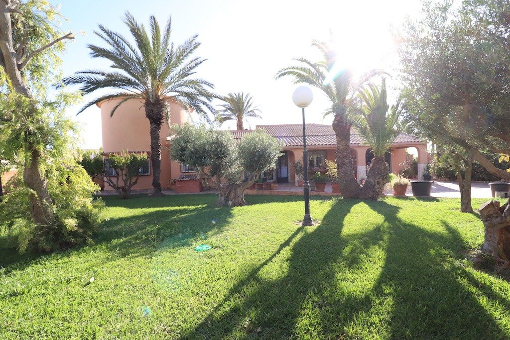For sale - 5 Bedroom 3 Bathroom House - Detached Villa in Torrevieja - El Chaparral  - Alicante