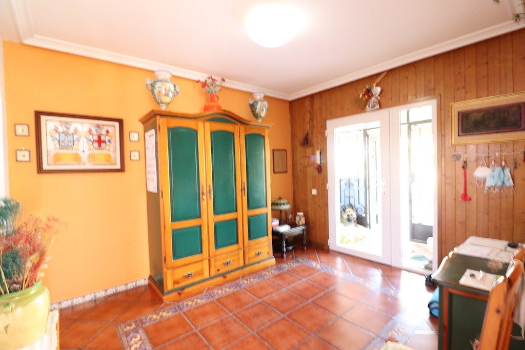 For sale - 5 Bedroom 3 Bathroom House - Detached Villa in Torrevieja - El Chaparral  - Alicante