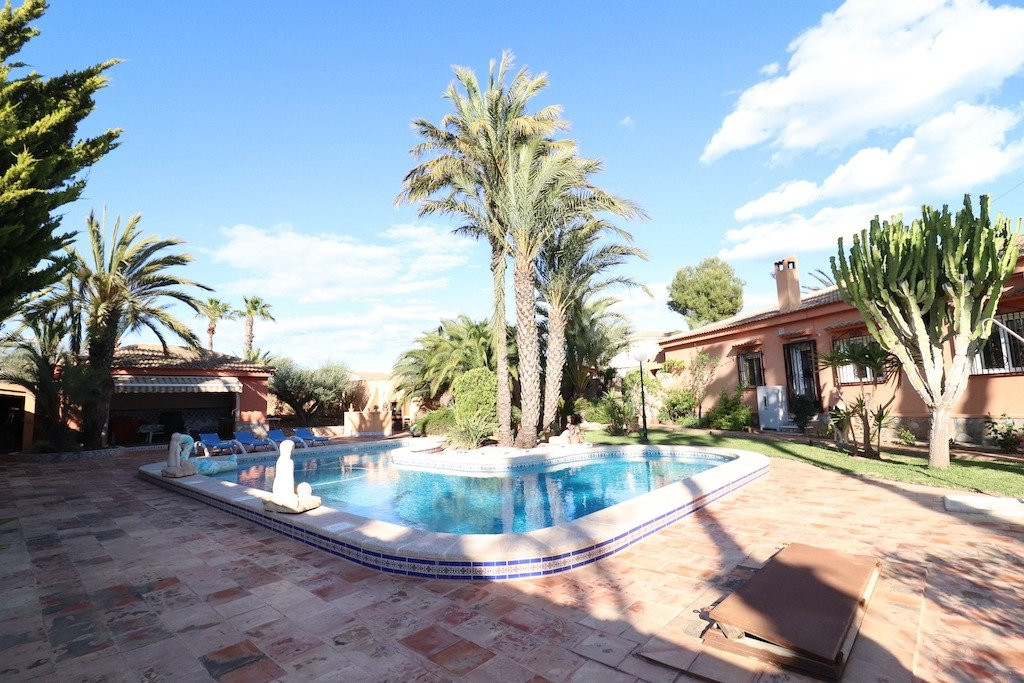 For sale - 5 Bedroom 3 Bathroom House - Detached Villa in Torrevieja - El Chaparral  - Alicante