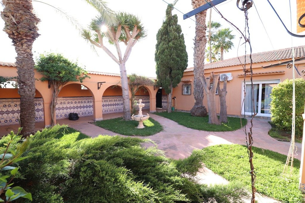 For sale - 5 Bedroom 3 Bathroom House - Detached Villa in Torrevieja - El Chaparral  - Alicante
