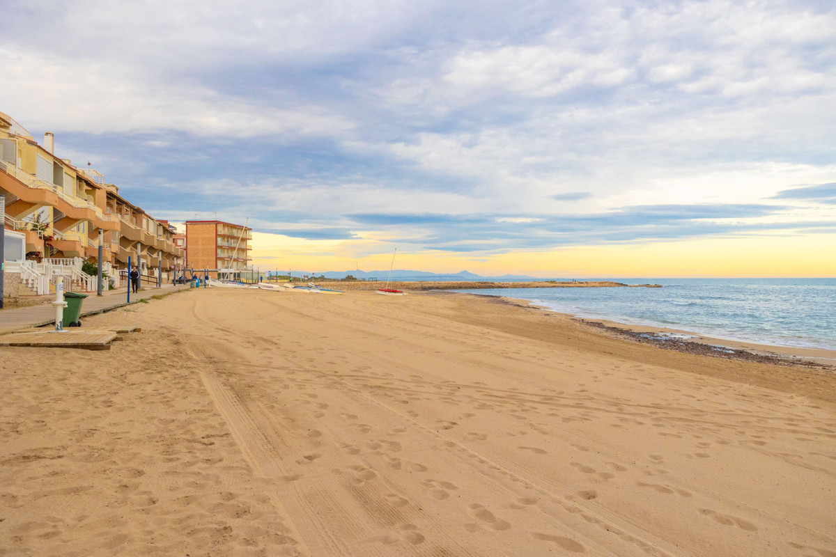 For sale - 3 Bedroom 1 Bathroom Apartment - Middle Floor Apartment in Torrevieja - La Mata  - Alicante