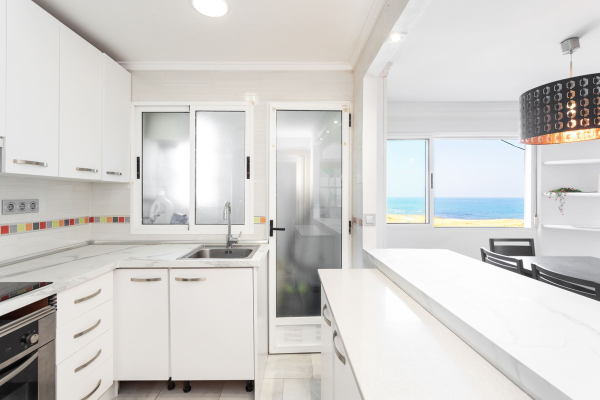 For sale - 3 Bedroom 1 Bathroom Apartment - Middle Floor Apartment in Torrevieja - La Mata  - Alicante