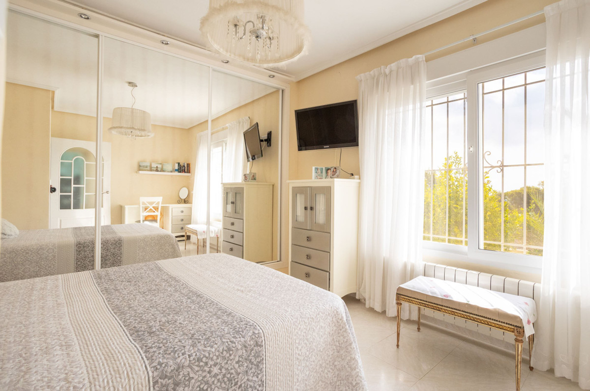 For sale - 4 Bedroom 4 Bathroom House - Detached Villa in Orihuela - Villamartin  - Alicante