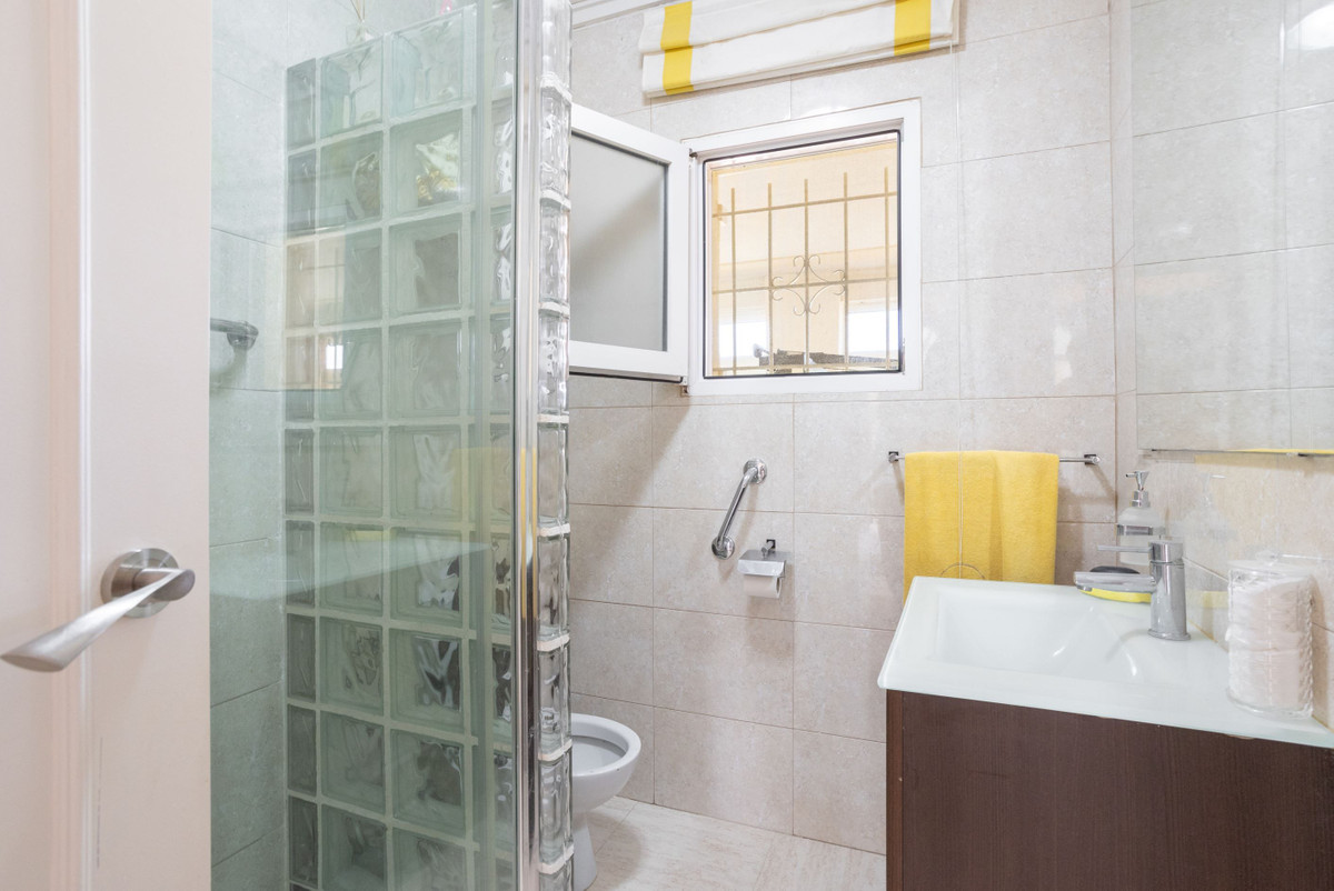 For sale - 4 Bedroom 4 Bathroom House - Detached Villa in Orihuela - Villamartin  - Alicante