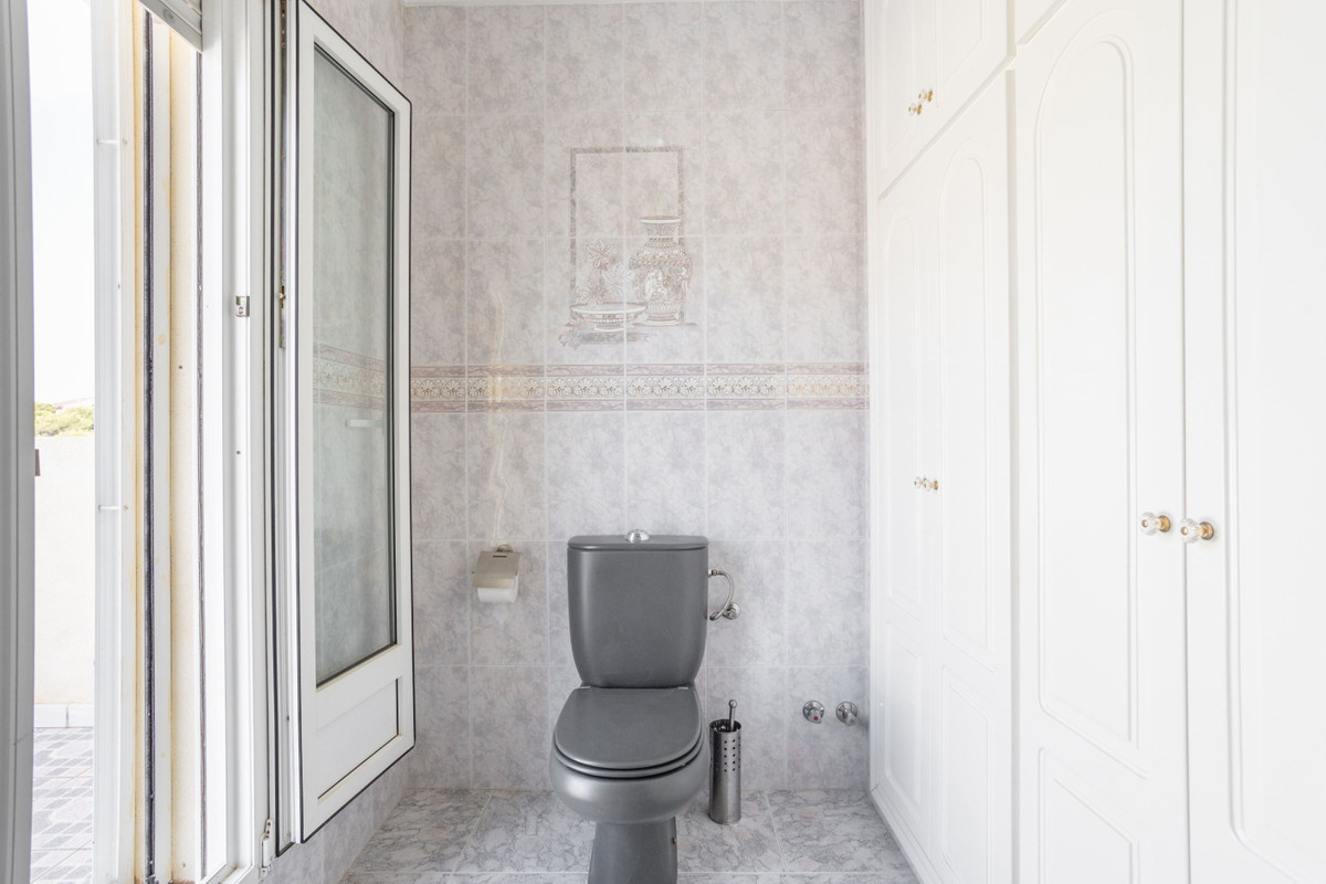 For sale - 4 Bedroom 4 Bathroom House - Detached Villa in Orihuela - Villamartin  - Alicante