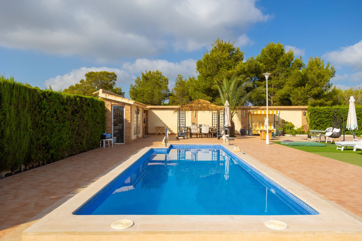 For sale - 4 Bedroom 4 Bathroom House - Detached Villa in Orihuela - Villamartin  - Alicante
