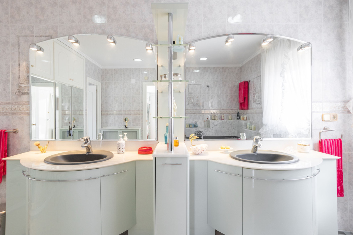 For sale - 4 Bedroom 4 Bathroom House - Detached Villa in Orihuela - Villamartin  - Alicante