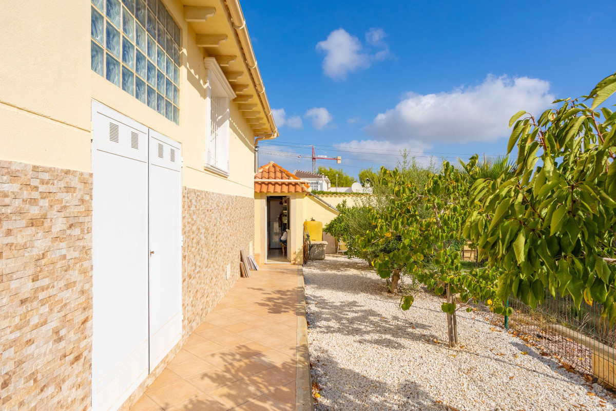 For sale - 4 Bedroom 4 Bathroom House - Detached Villa in Orihuela - Villamartin  - Alicante