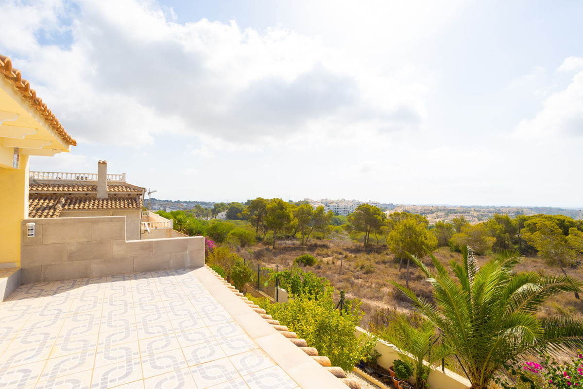 For sale - 4 Bedroom 4 Bathroom House - Detached Villa in Orihuela - Villamartin  - Alicante