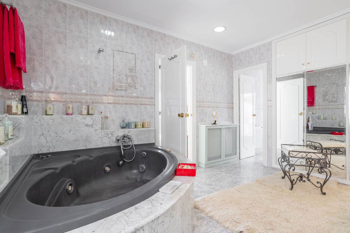 For sale - 4 Bedroom 4 Bathroom House - Detached Villa in Orihuela - Villamartin  - Alicante