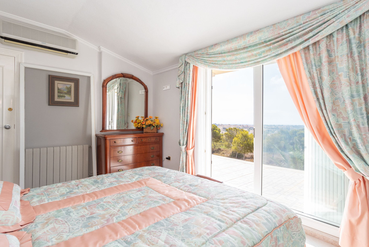 For sale - 4 Bedroom 4 Bathroom House - Detached Villa in Orihuela - Villamartin  - Alicante