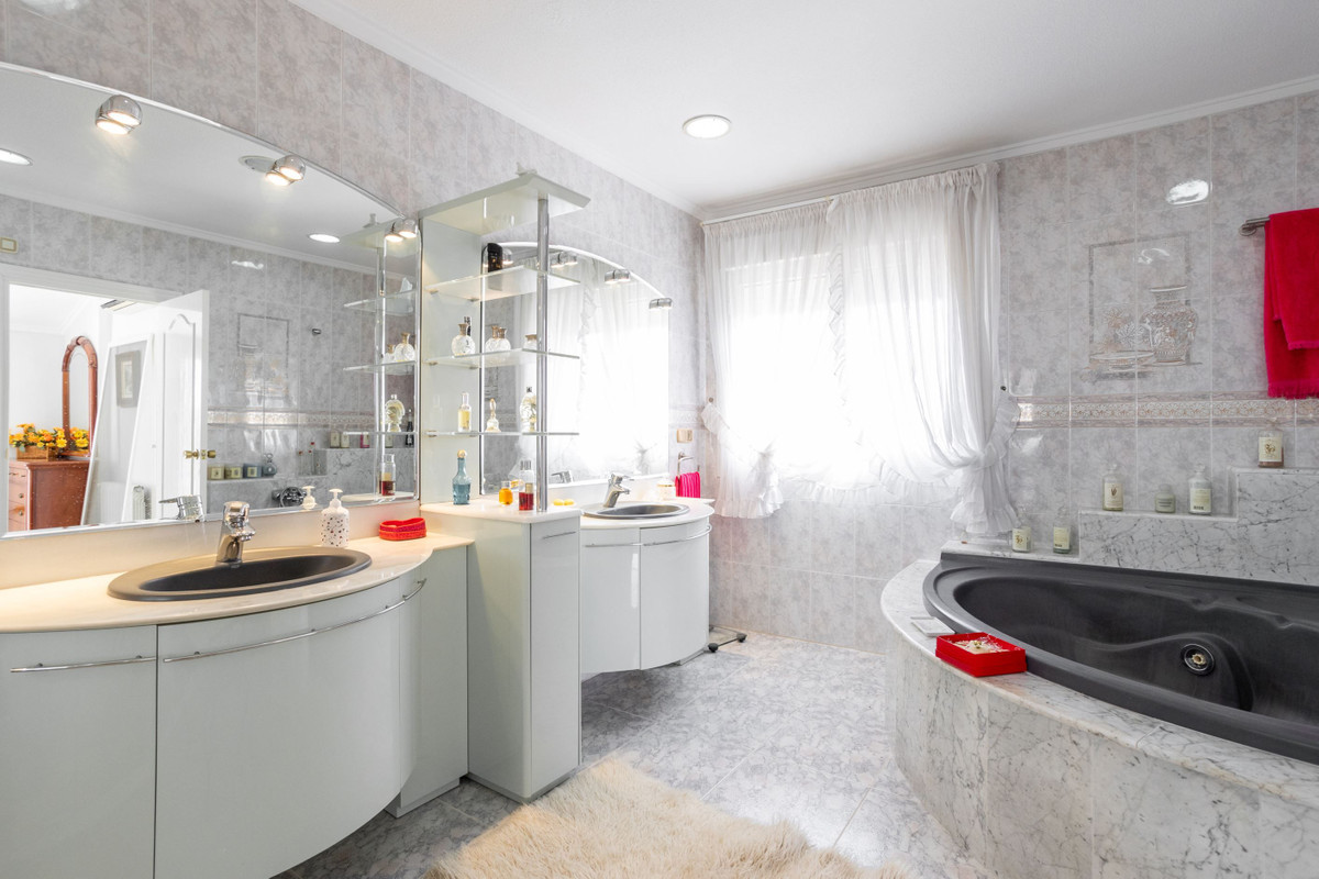 For sale - 4 Bedroom 4 Bathroom House - Detached Villa in Orihuela - Villamartin  - Alicante