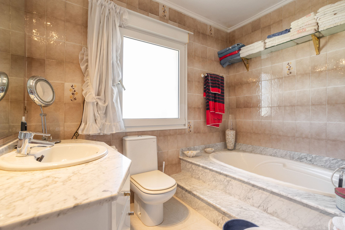 For sale - 4 Bedroom 4 Bathroom House - Detached Villa in Orihuela - Villamartin  - Alicante